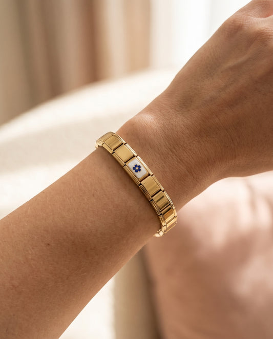 Blaue Blume Charm am Italian Charm Armband getragen maritimer Look