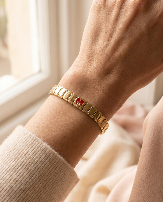 Rotes Herzauge Charm am Italian Charm Armband getragen Edgy-Look