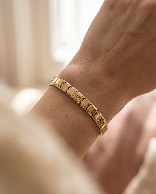 Love Schriftzug Charm am Italian Charm Armband getragen romantischer Look
