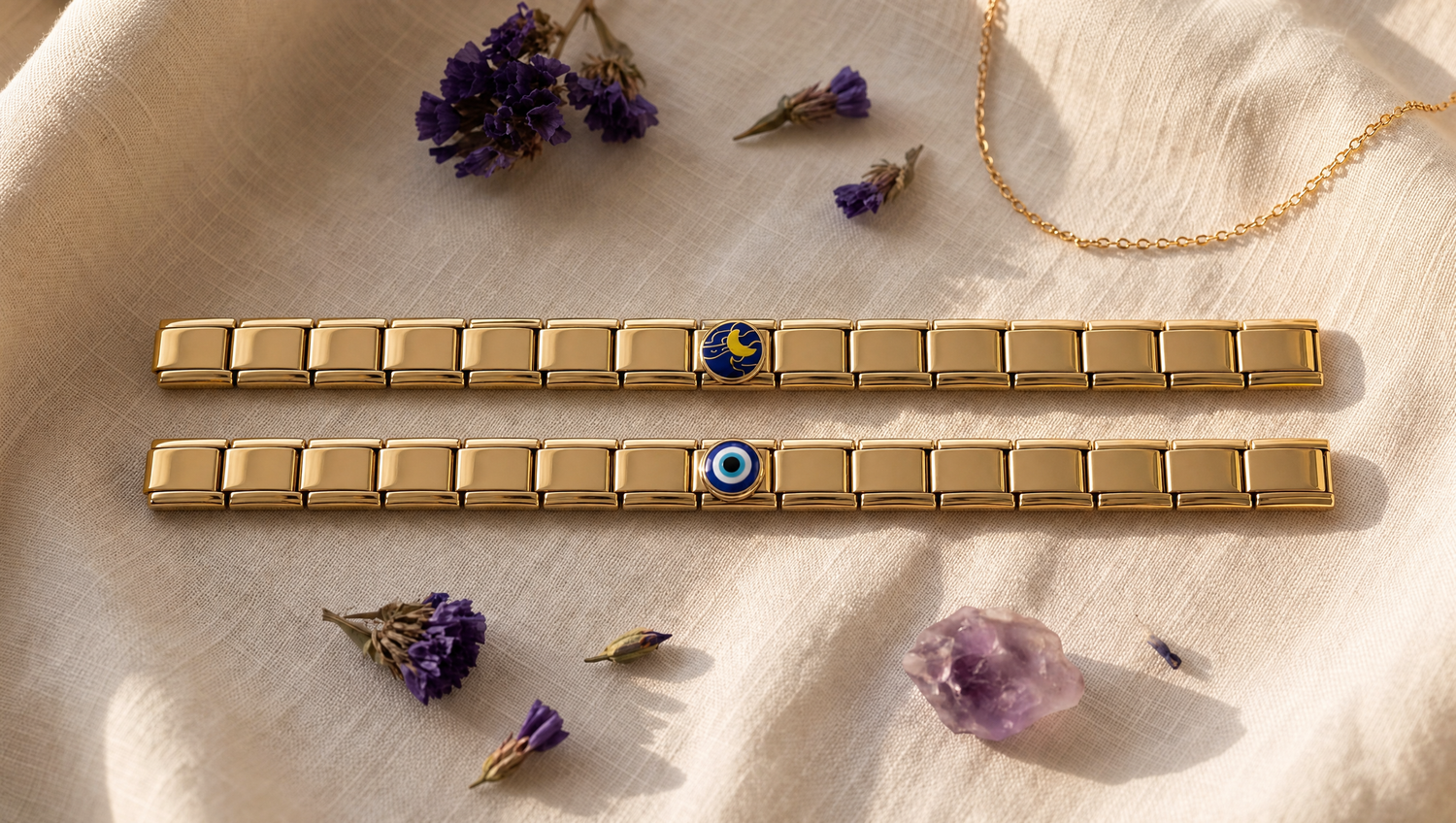 Novo Charm Mystik & Symbole Kollektion – Mond Charm und Blaues Auge Nazar Charm auf goldenen Italian Charm Armbändern mit Amethyst und getrockneten Blüten