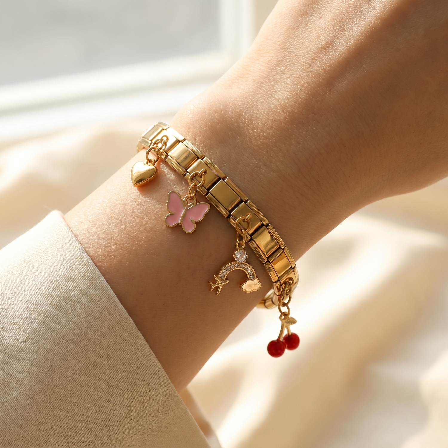 NovoCharm Italian Charm Armband mit Dangle Anhängern – Herz Schmetterling Kirschen Charm in Gold