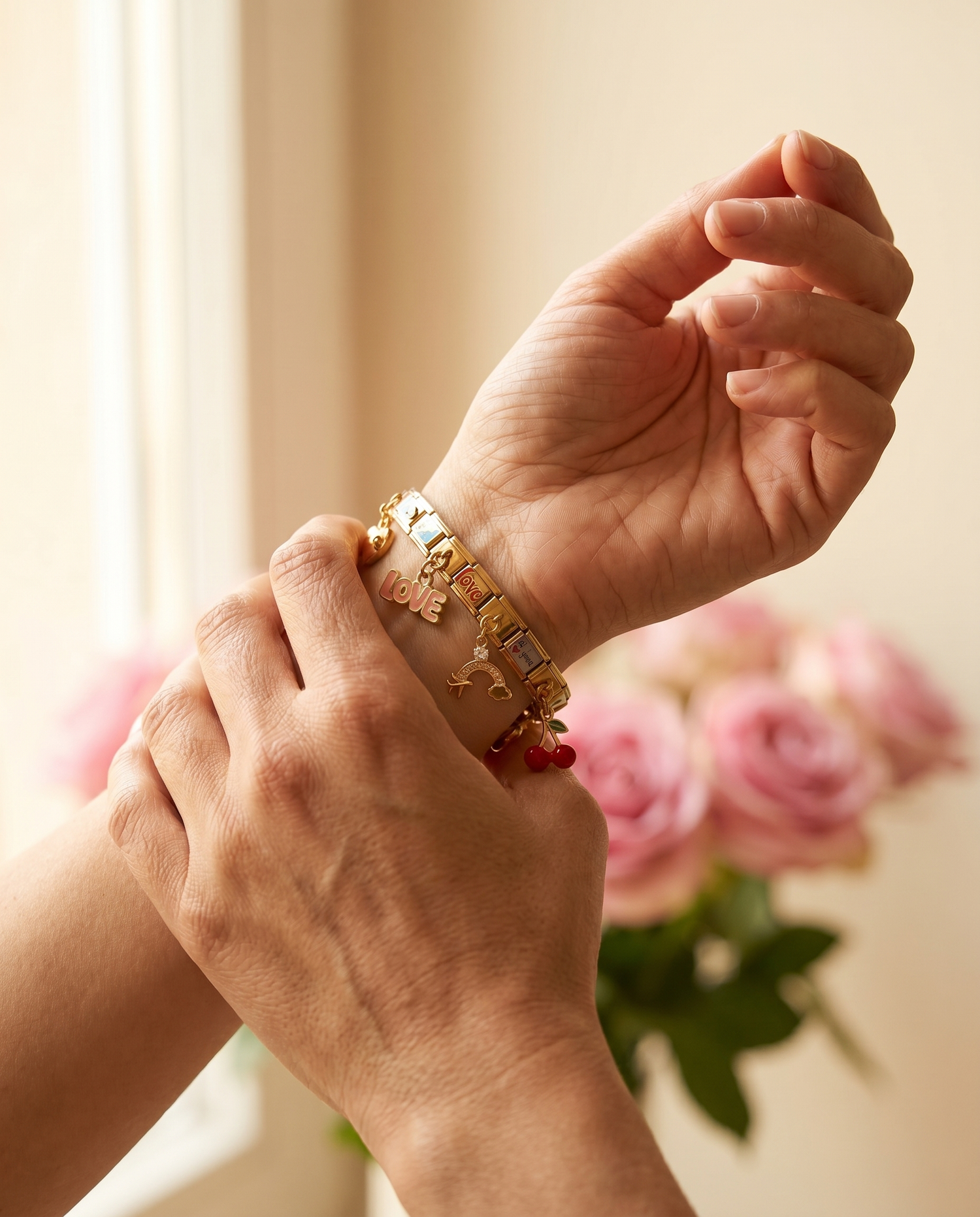 NovoCharm Italian Charm Armband Gold wird am Handgelenk befestigt – Geschenkidee für Frauen