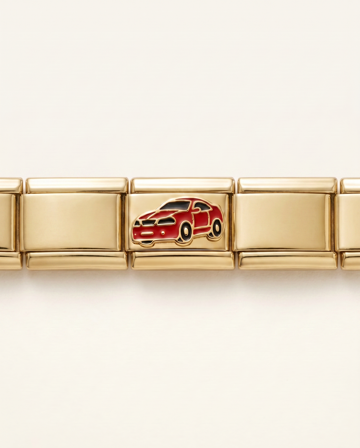 Italian Charm Rotes Auto Sportwagen Street Style | NovoCharm