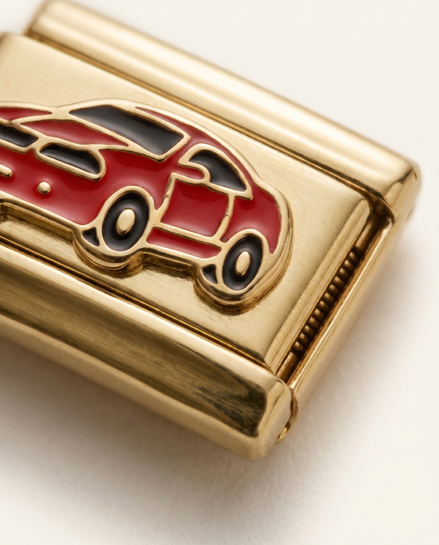 Italian Charm Rotes Auto Sportwagen Street Style | NovoCharm