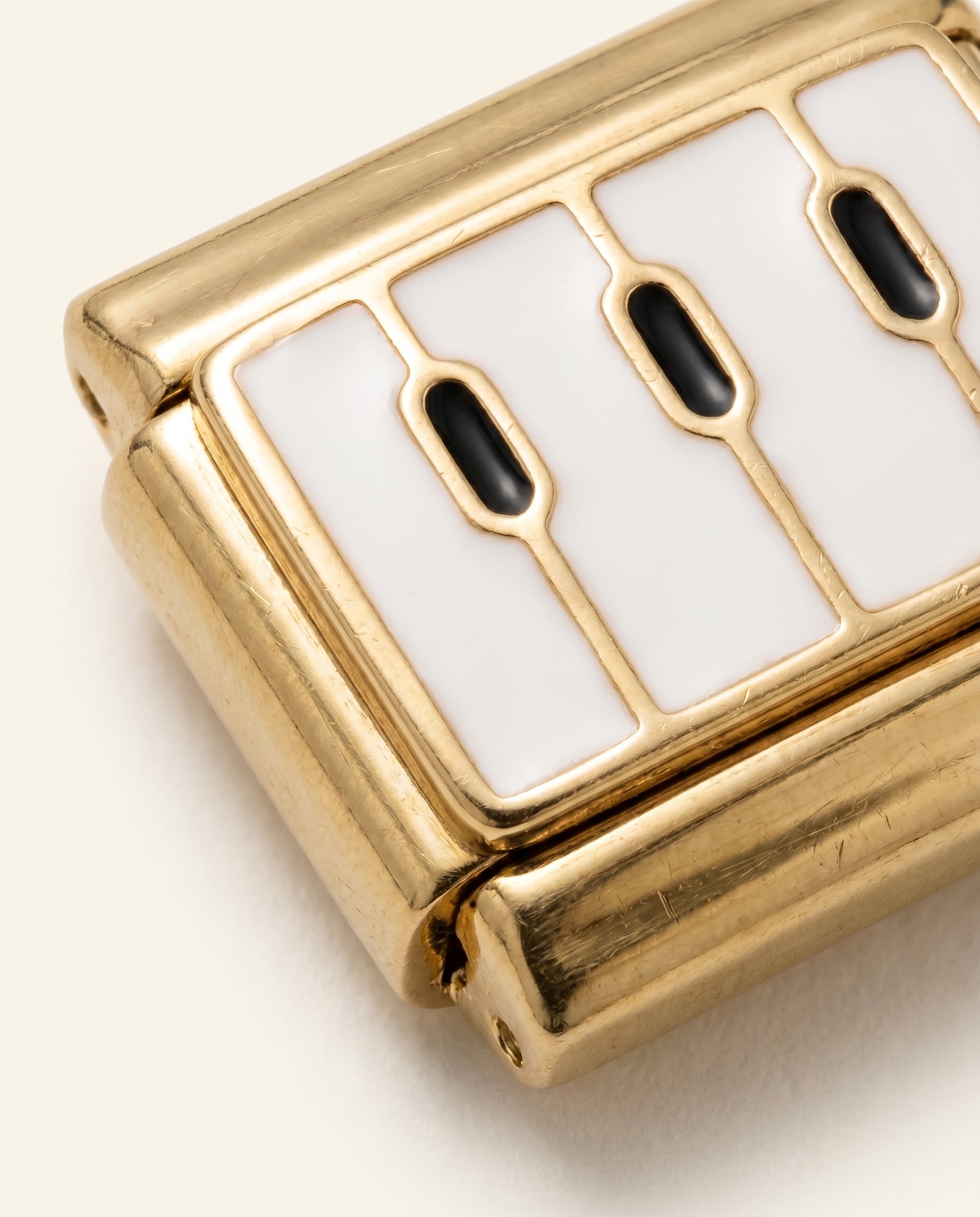 Italian Charm Klavier Nahaufnahme Tasten-Detail auf Gold