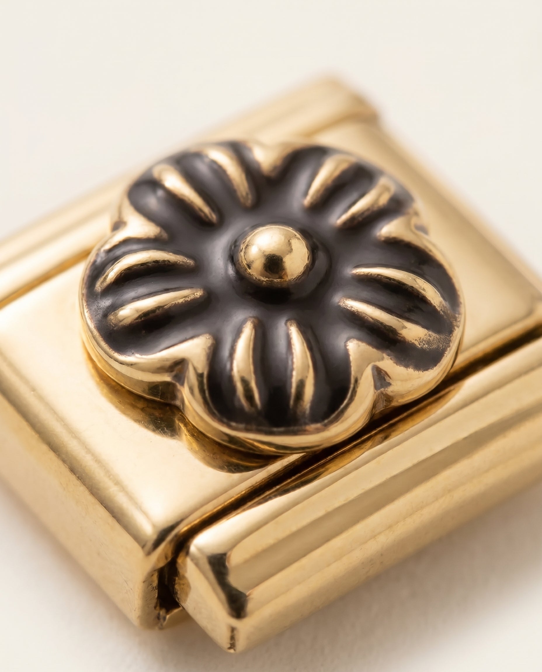 Italian Charm Schwarze Blume Nahaufnahme dunkle Blütenform auf Gold