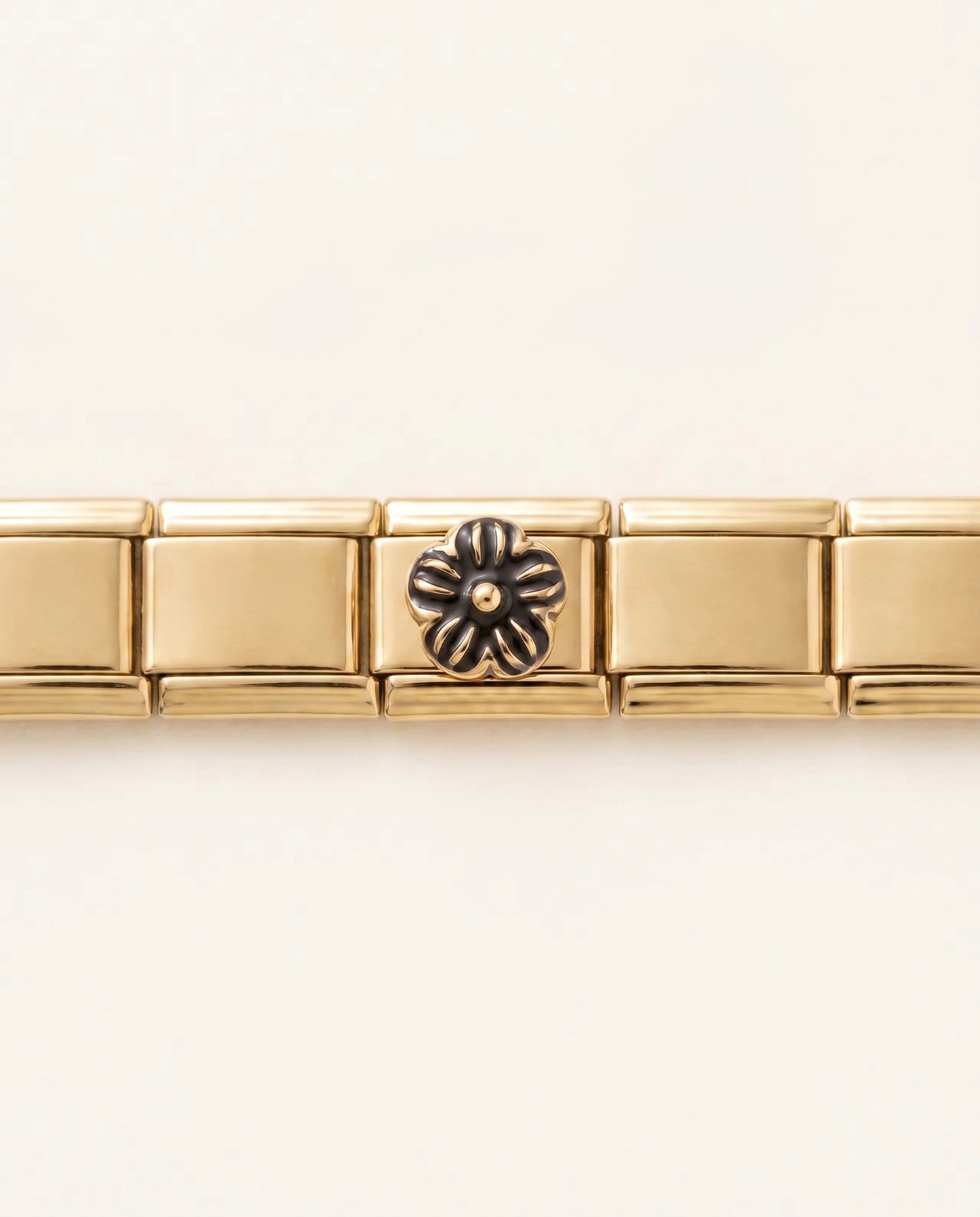 Schwarze Blume Charm Seitenansicht Gold-Finish Edelstahl Kontrast