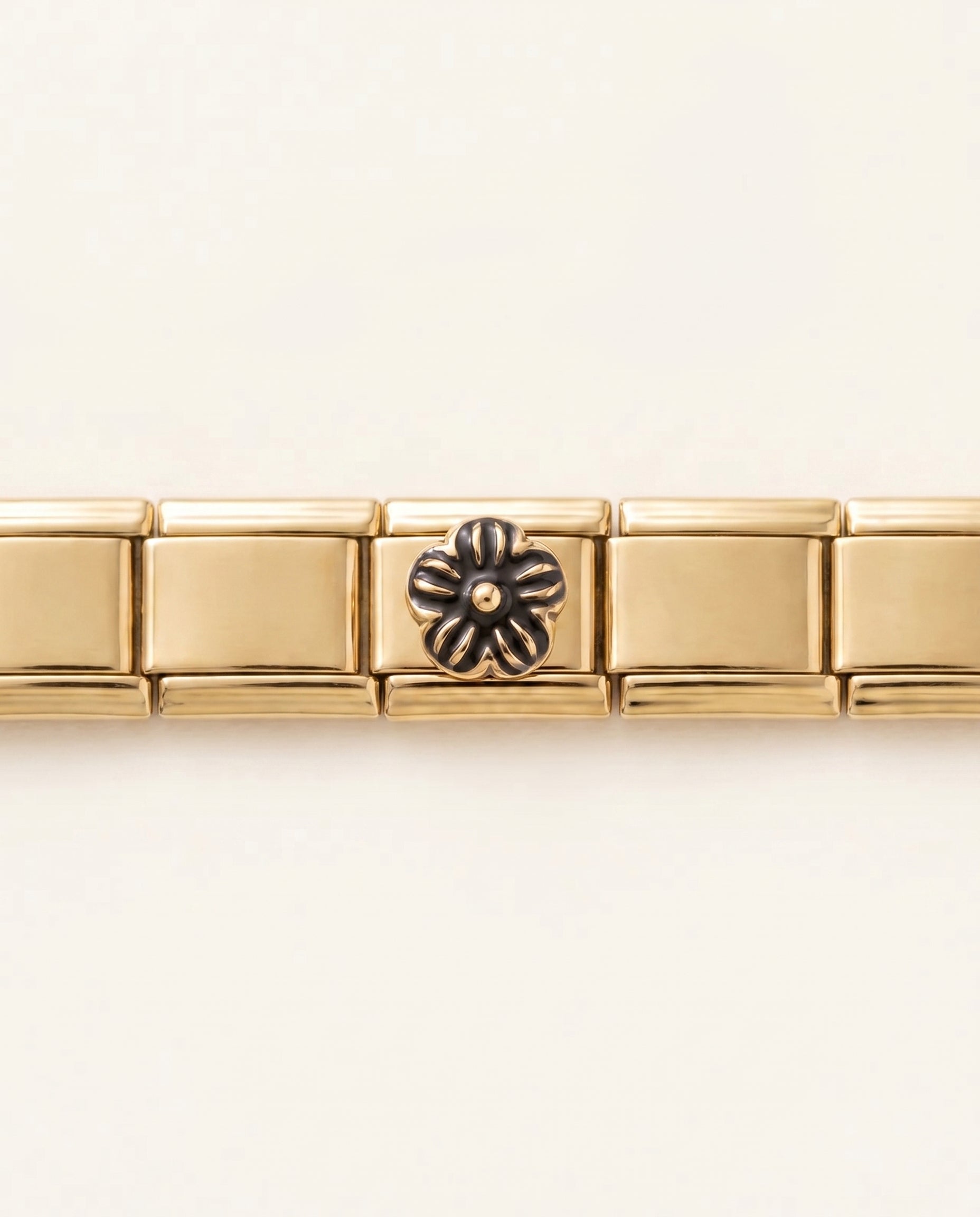 Schwarze Blume Charm Seitenansicht Gold-Finish Edelstahl Kontrast