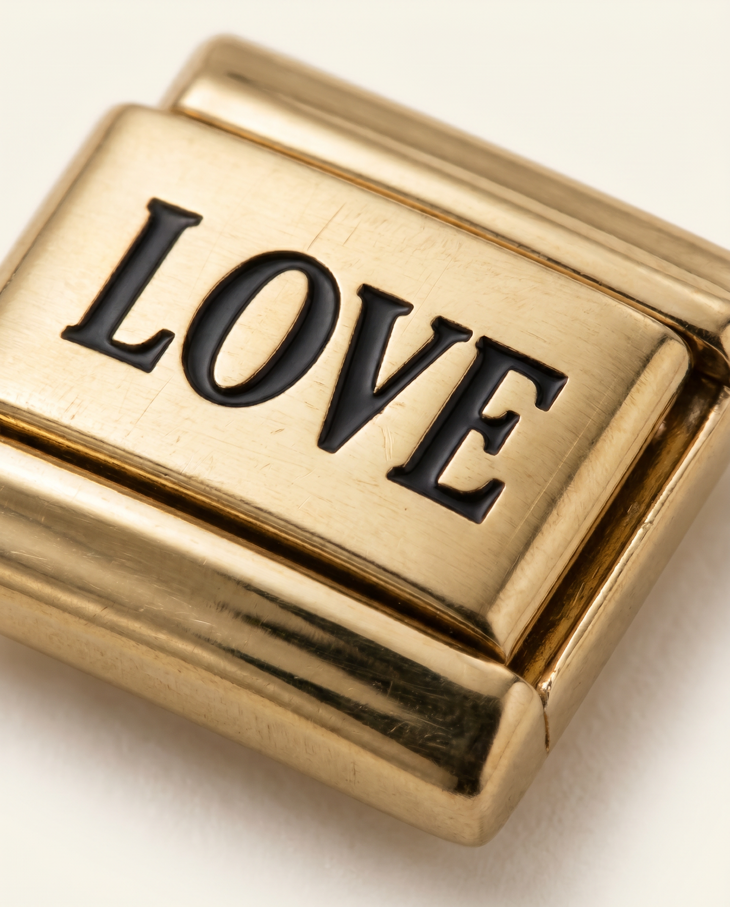 Italian Charm Love Nahaufnahme Buchstaben-Detail auf Gold-Finish