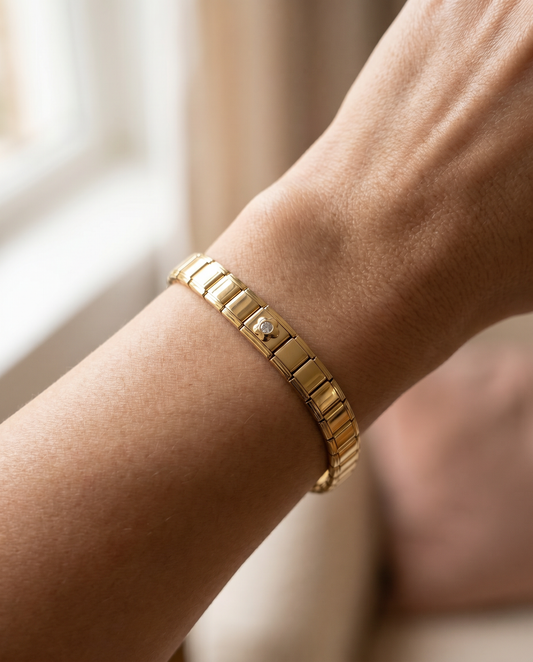 Weißes Herz Charm am Italian Charm Armband getragen zarter Bridal-Look
