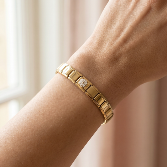 Weiße Blume Charm am Italian Charm Armband getragen frühlingshafter Look