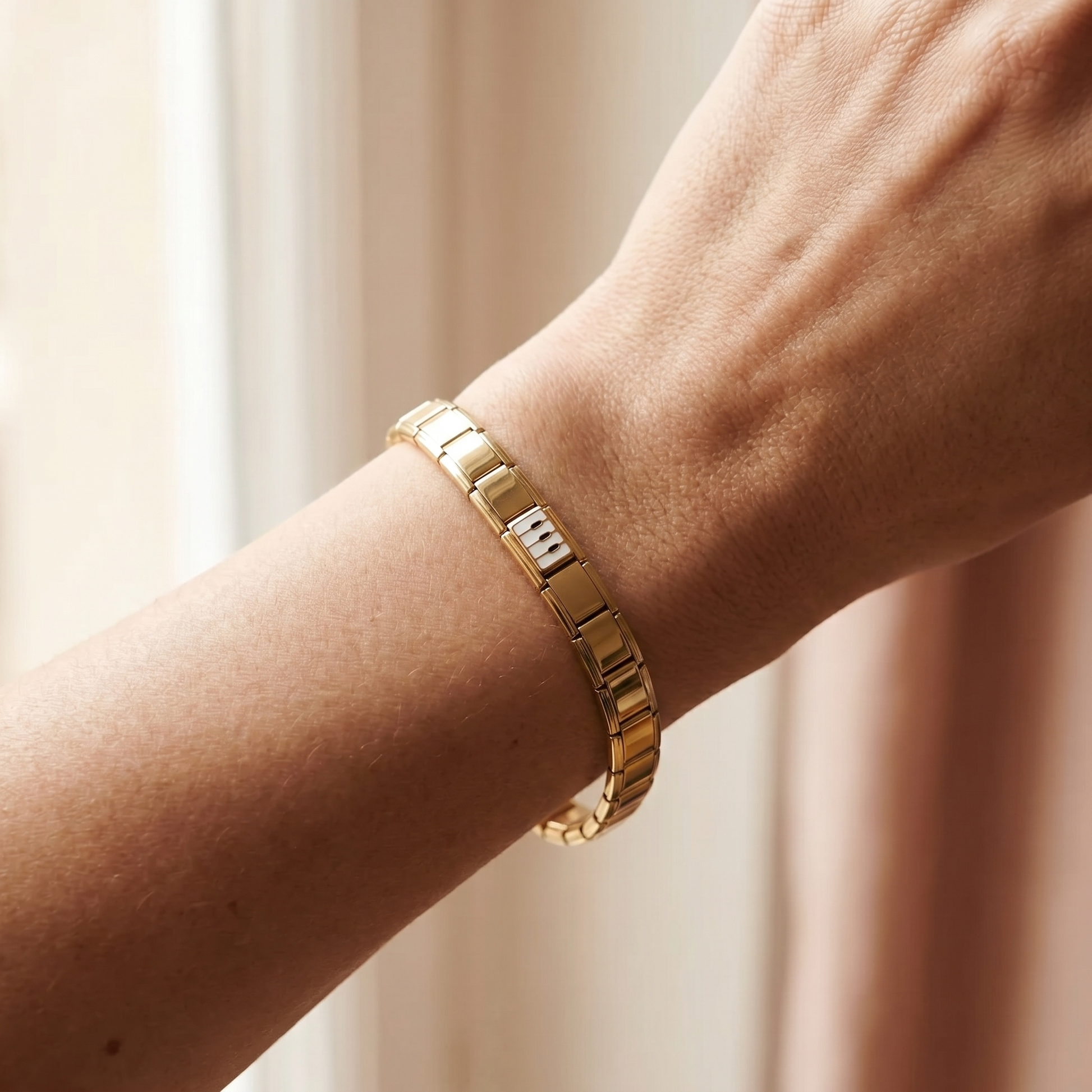 Klavier Charm am Italian Charm Armband getragen Musik-Look