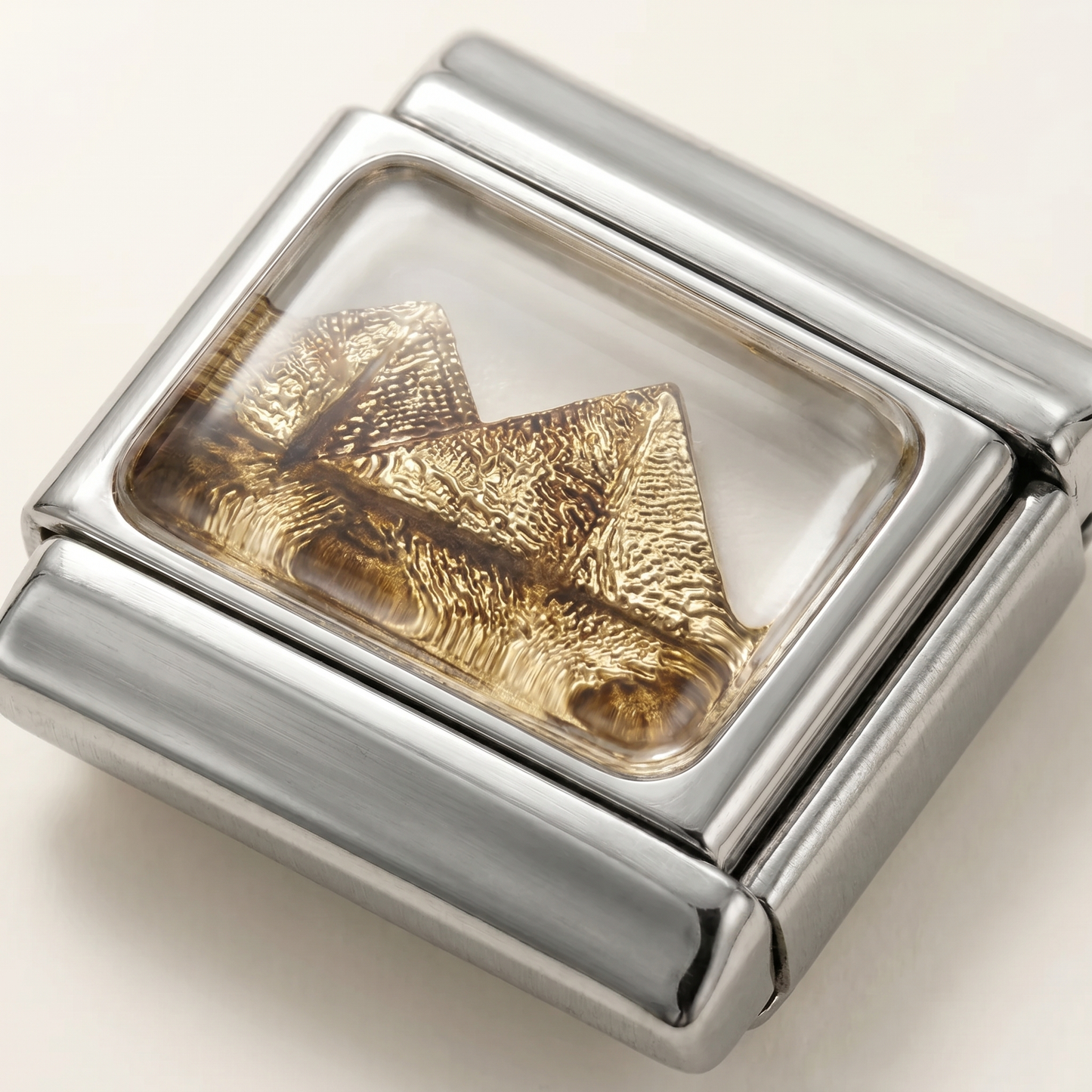 Italian Charm Pyramide Nahaufnahme geometrisches Symbol-Detail auf Gold