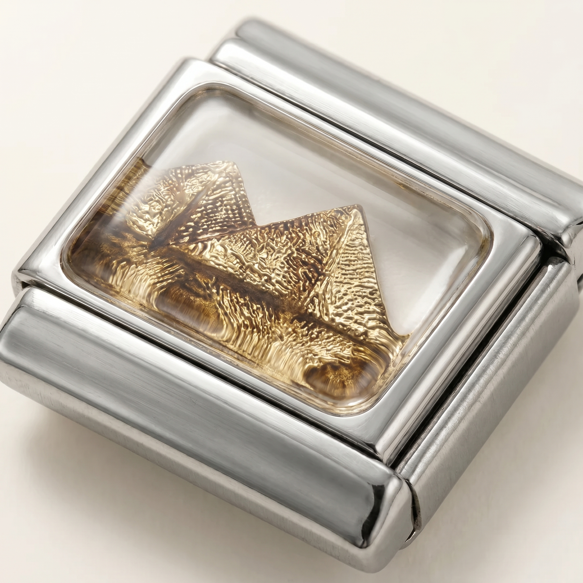 Italian Charm Pyramide Nahaufnahme geometrisches Symbol-Detail auf Gold