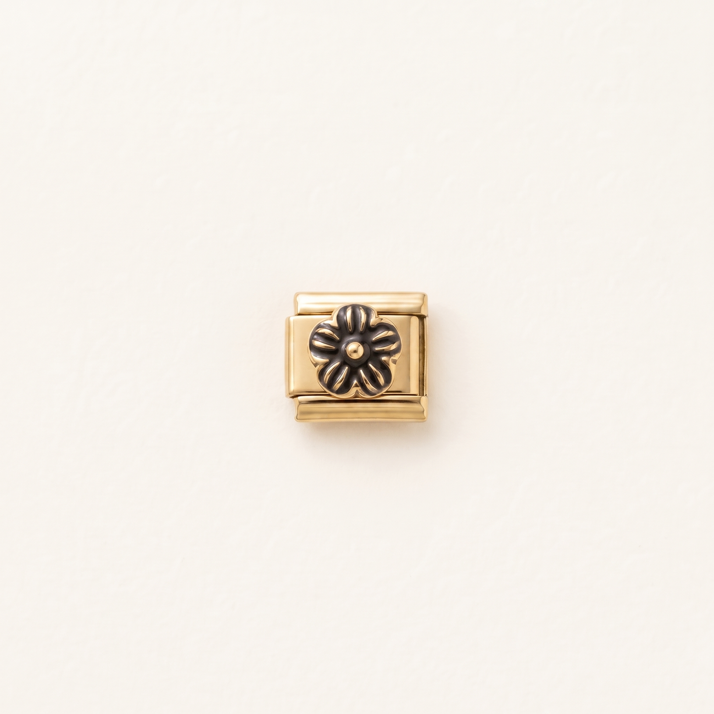Italian Charm Schwarze Blume monochrom elegantes Motiv auf goldenem Edelstahl