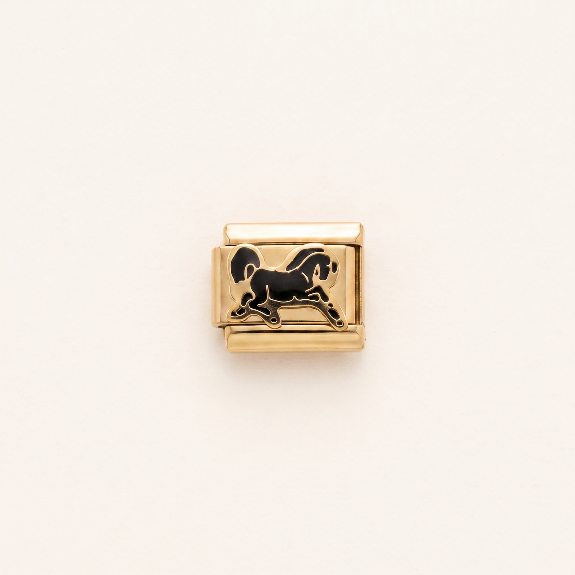 Italian Charm Schwarzes Pferd Anmut und Freiheit auf goldenem Edelstahl