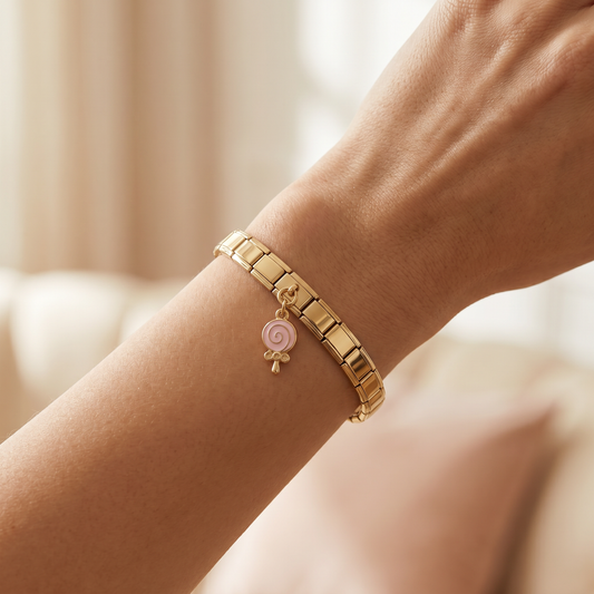 Bunter Lolli Charm Anhänger am Italian Charm Armband getragen