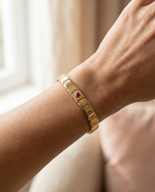 Rotes Herz Charm am Italian Charm Armband getragen romantischer Look