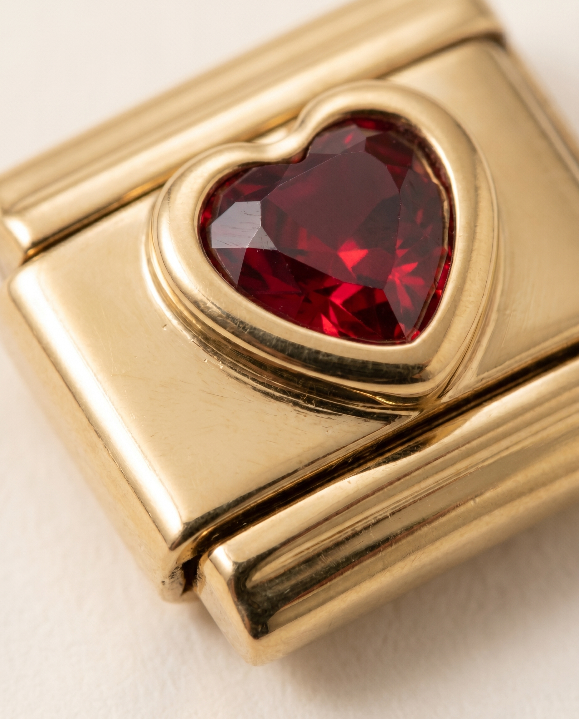 Italian Charm rotes Herz Nahaufnahme leuchtende Hochglanz-Emaille