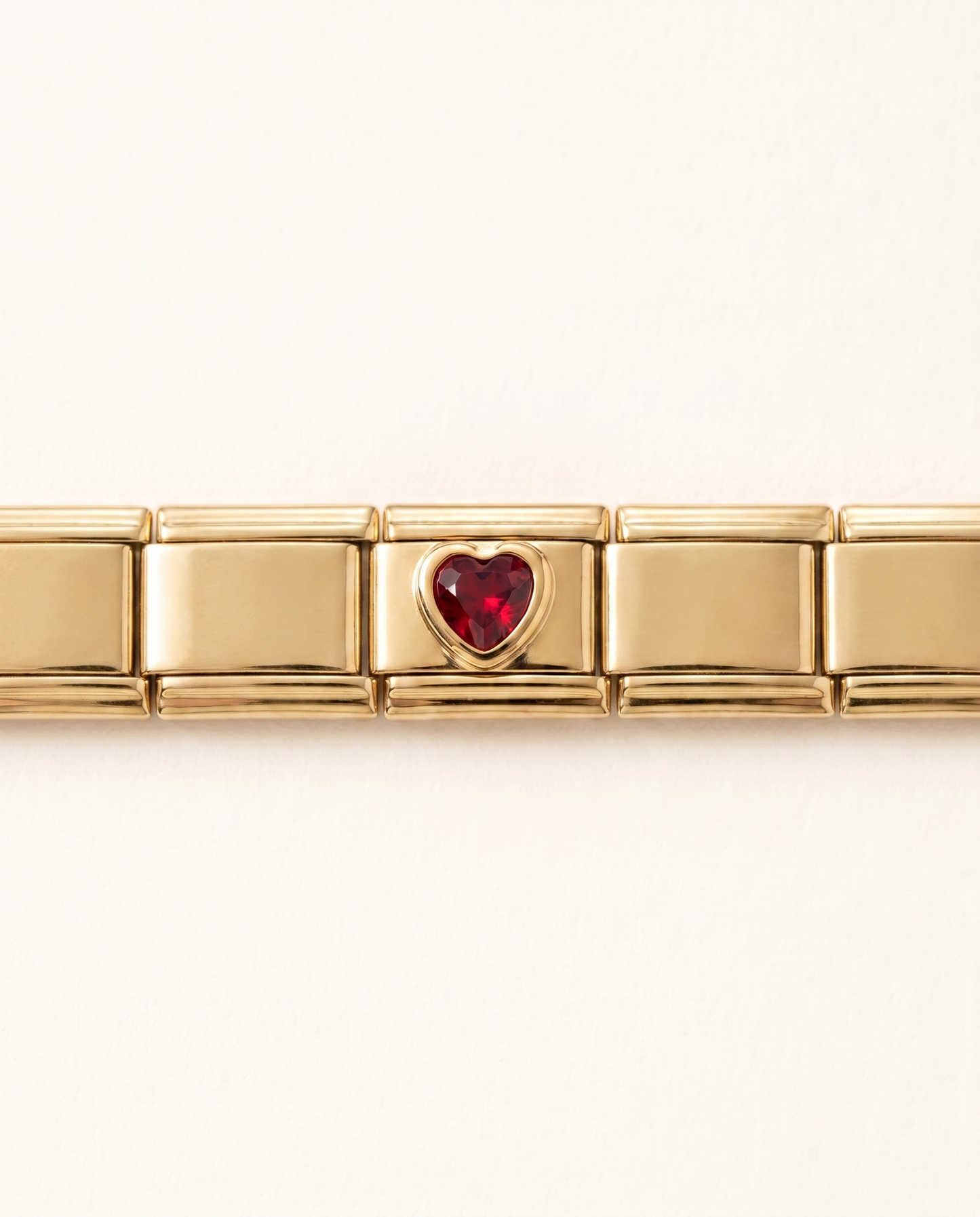Rot glänzendes Herz Charm Seitenansicht Gold-Finish wasserfester Edelstahl