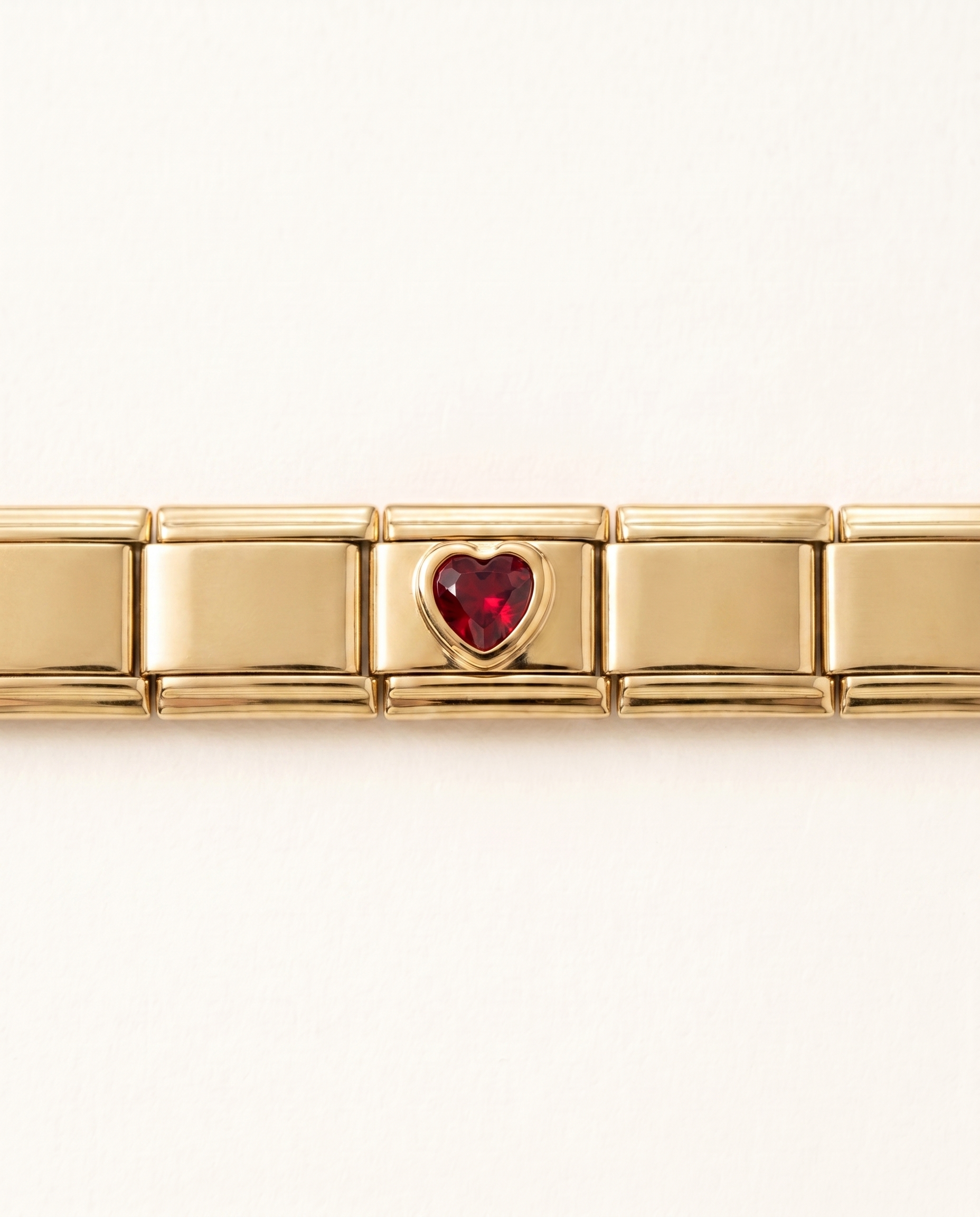 Rot glänzendes Herz Charm Seitenansicht Gold-Finish wasserfester Edelstahl