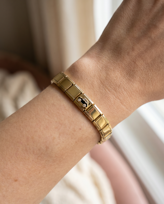 Schwarzes Auto Charm am Italian Charm Armband getragen urbaner Look